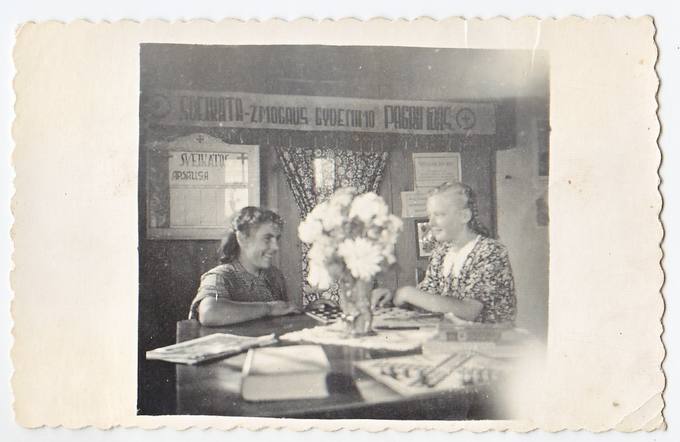 Aldona Kazilionytė ir Emilija Petrauskaitė žaidžia šaškėmis